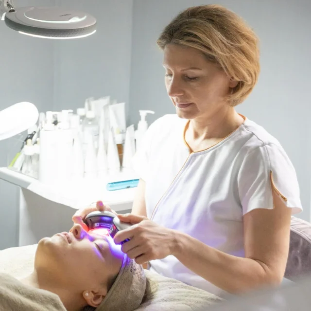 Enchantée, je m’appelle Olga. Après plus de 10 ans consacrés au soin de la peau et aux massages du visage et du corps, j’ai fondé Bonera, un institut situé dans le 8ᵉ arrondissement de Paris, ainsi qu’un site e-commerce dédié aux cosmétiques haut de gamme. L’objectif : vous accompagner en cabine comme à domicile avec des soins ciblés et efficaces.

Formée auprès de maisons comme Phyt’s, Carita et Decléor, j’ai développé une approche sur-mesure qui allie savoir-faire traditionnel et innovation.
Des marques d’exception telles que Biologique Recherche, Forlle’d, Utzukusy ou Marie Reynolds London ont été rigoureusement sélectionnées pour leurs résultats visibles et leurs formules concentrées en actifs puissants.

À l’institut, les soins correctifs associent gestes manuels (lifting japonais, madérothérapie, massage intra-buccal…) à des technologies de pointe : Hydrafacial, LED, radiofréquence, microcourants, BMS.

Votre bien-être est ma priorité.
Pour me rencontrer, envoyez-moi un message privé ou prenez rendez-vous sur bonera.fr.
✨ Votre bonheur est entre vos mains… et les miennes.