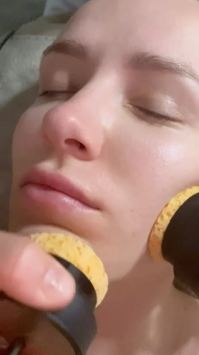Peau nettoyée en profondeur, liftée grâce aux microcourants nouvelle génération, tout en pouvant être exposée au soleil. Oui, c’est possible chez Bonera ! ☀️

Offrez-vous un soin complet comprenant :
✨ Un nettoyage profond
✨ Un traitement aux microcourants
✨ Un massage liftant

À partir de 215 € - 2 heures de soin.

📩 Il reste les derniers créneaux de juillet. Réservez-les en MP ! #soinvisage #biologiquerecherche #forlled